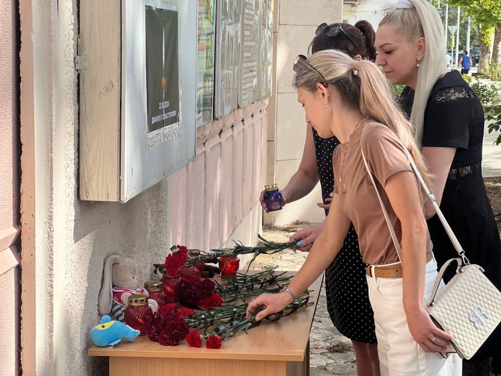 Игорь Ивин: В городе появился стихийный мемориал в память о погибших мирных жителях в результате атаки на Севастополь Игорь Ивин: В городе появился стихийный мемориал в память о погибших мирных жителях в результате атаки на Севастополь