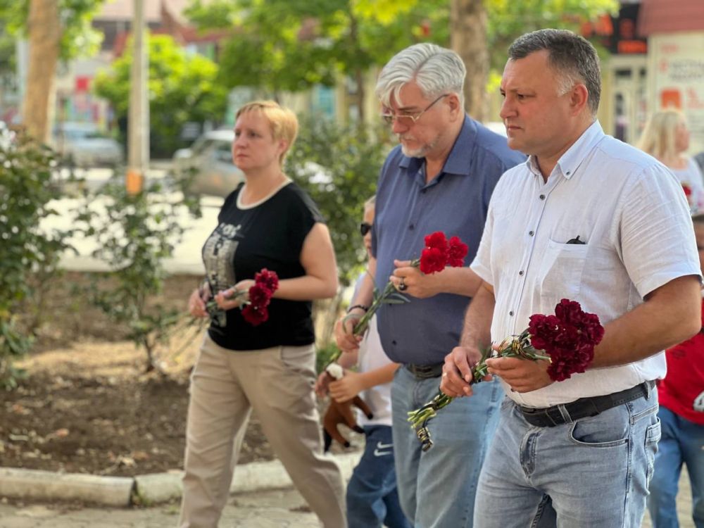 Игорь Ивин: В городе появился стихийный мемориал в память о погибших мирных жителях в результате атаки на Севастополь Игорь Ивин: В городе появился стихийный мемориал в память о погибших мирных жителях в результате атаки на Севастополь