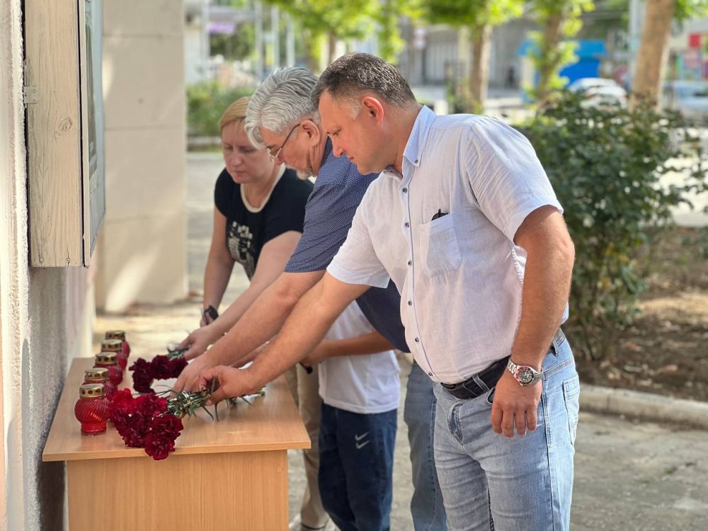 Игорь Ивин: В городе появился стихийный мемориал в память о погибших мирных жителях в результате атаки на Севастополь Игорь Ивин: В городе появился стихийный мемориал в память о погибших мирных жителях в результате атаки на Севастополь