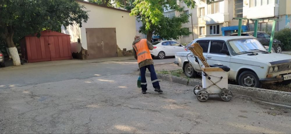 Александр Овдиенко: Обычный летний день.. Команда в работе. У коммунальщиков нет выходных и сложных погодных условий Александр Овдиенко: Обычный летний день.. Команда в работе. У коммунальщиков нет выходных и сложных погодных условий