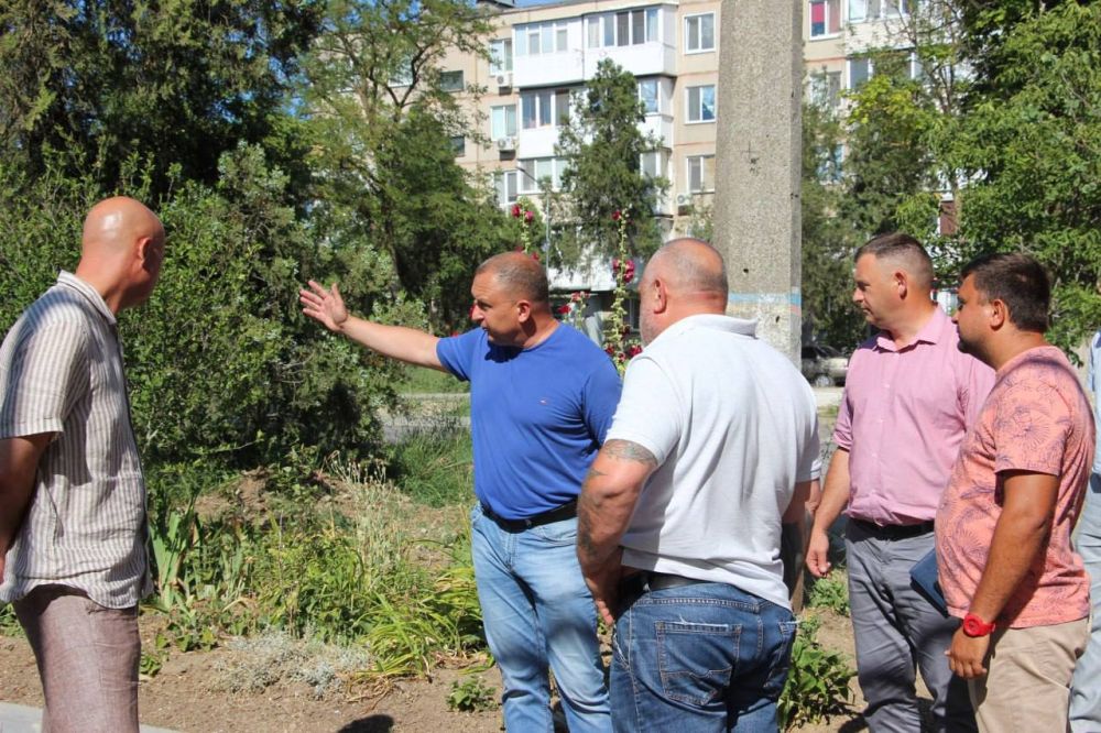#в_диалоге_с_керчанами. Городские власти встретились с жителями МКД по ул. орького, 27. а встрече присутствовали заместитель... #в_диалоге_с_керчанами. Городские власти встретились с жителями МКД по ул. орького, 27. а встрече присутствовали заместитель...