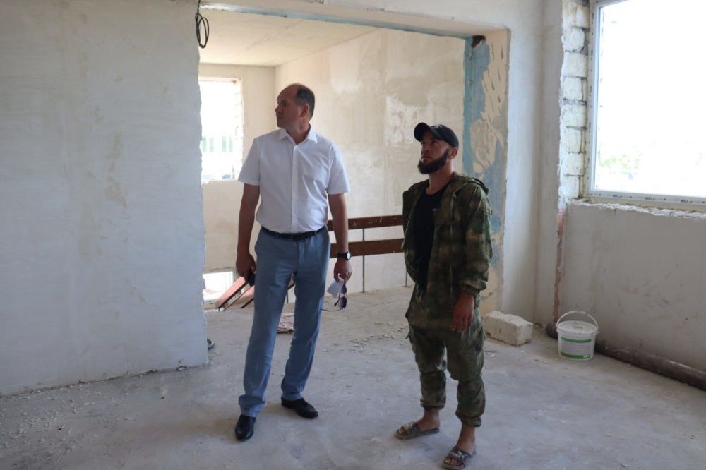 Владислав Хаджиев: Находясь в селе Уютное, не мог не проконтролировать и ход работ на одном из трёх объектах культуры, где сейчас идут капитальные ремонты - Уютненский дом культуры Владислав Хаджиев: Находясь в селе Уютное, не мог не проконтролировать и ход работ на одном из трёх объектах культуры, где сейчас идут капитальные ремонты - Уютненский дом культуры