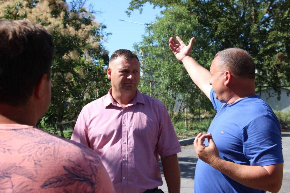 #в_диалоге_с_керчанами. Городские власти встретились с жителями МКД по ул. орького, 27. а встрече присутствовали заместитель... #в_диалоге_с_керчанами. Городские власти встретились с жителями МКД по ул. орького, 27. а встрече присутствовали заместитель...