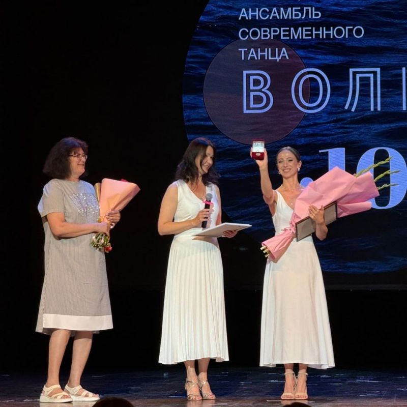 Яркие кадры с юбилея ансамбля современного танца «Волна» Яркие кадры с юбилея ансамбля современного танца «Волна»