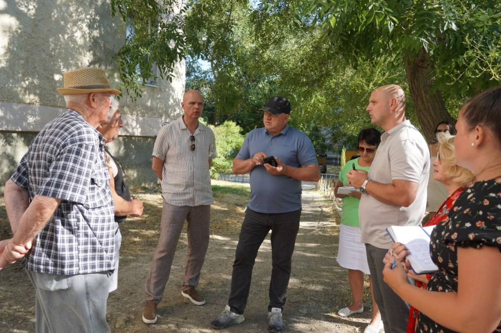 #в_диалоге_с_керчанами. Глава администрации Святослав БРУСАКОВ провел встречу с жителями домов №3 и 5 по улице Степана... #в_диалоге_с_керчанами. Глава администрации Святослав БРУСАКОВ провел встречу с жителями домов №3 и 5 по улице Степана...