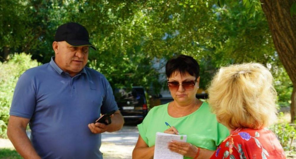 Святослав Брусаков: #в_диалоге_с_керчанами. Провели встречу с жителями домов №3 и 5 по улице Степана Разина. Совместно с депутатом Керченского городского совета Денисом КОЛЕСНИКОМ обсудили важные для людей вопросы Святослав Брусаков: #в_диалоге_с_керчанами. Провели встречу с жителями домов №3 и 5 по улице Степана Разина. Совместно с депутатом Керченского городского совета Денисом КОЛЕСНИКОМ обсудили важные для людей вопросы
