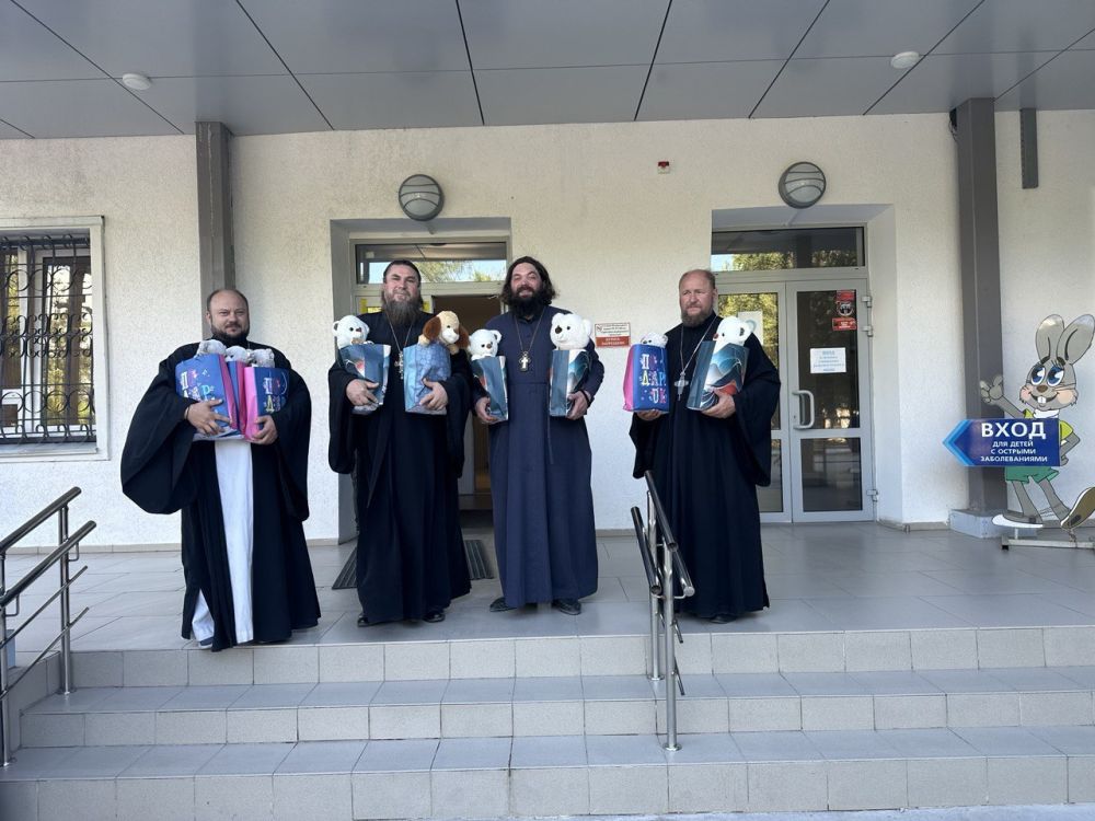 Представители Крымской и Симферопольской епархий навестили в больнице детей, пострадавших от атаки ВСУ на Севастополь Представители Крымской и Симферопольской епархий навестили в больнице детей, пострадавших от атаки ВСУ на Севастополь