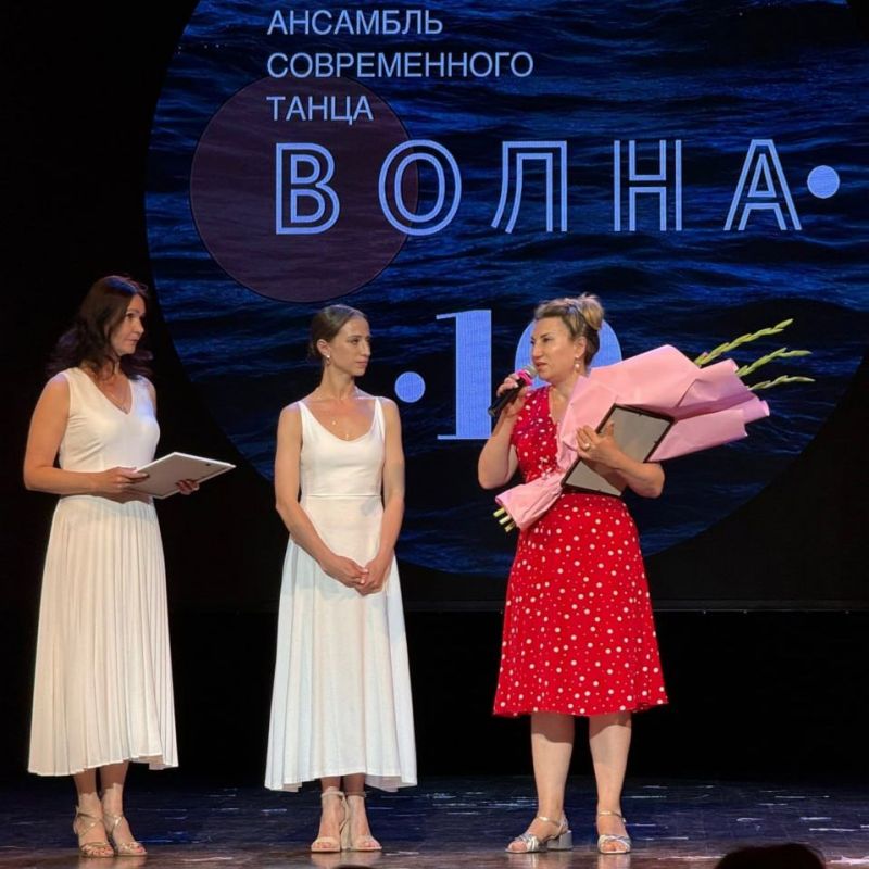 Яркие кадры с юбилея ансамбля современного танца «Волна» Яркие кадры с юбилея ансамбля современного танца «Волна»