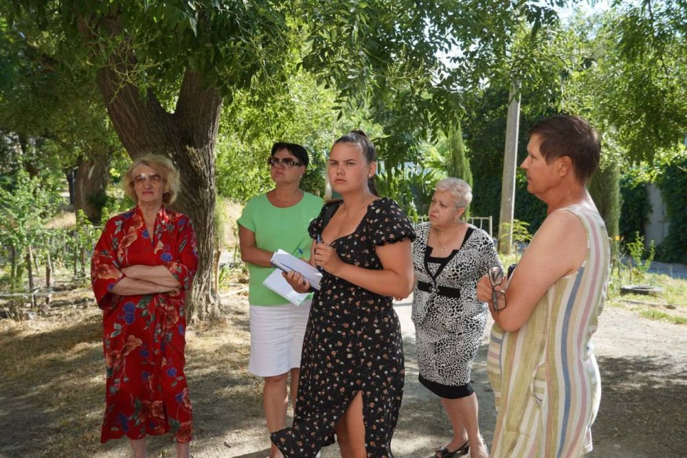 Святослав Брусаков: #в_диалоге_с_керчанами. Провели встречу с жителями домов №3 и 5 по улице Степана Разина. Совместно с депутатом Керченского городского совета Денисом КОЛЕСНИКОМ обсудили важные для людей вопросы Святослав Брусаков: #в_диалоге_с_керчанами. Провели встречу с жителями домов №3 и 5 по улице Степана Разина. Совместно с депутатом Керченского городского совета Денисом КОЛЕСНИКОМ обсудили важные для людей вопросы