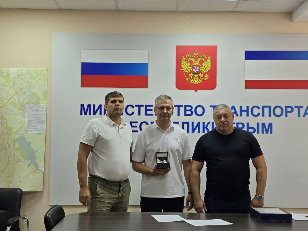 Николай Лукашенко: Совместно с помощником Главы Республики Крым Станиславом Грецким вручил заслуженные республиканские... Николай Лукашенко: Совместно с помощником Главы Республики Крым Станиславом Грецким вручил заслуженные республиканские...