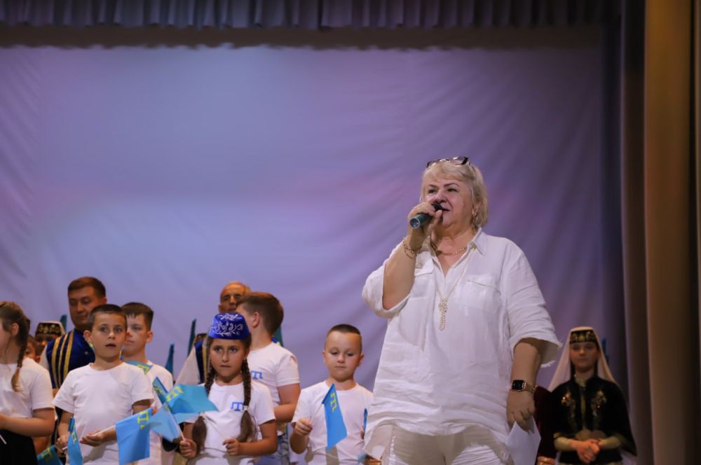 Людмила Пучкова: В Бахчисарайском районном Доме культуры состоялся большой праздничный концерт, посвященный Дню крымскотатарского флага Людмила Пучкова: В Бахчисарайском районном Доме культуры состоялся большой праздничный концерт, посвященный Дню крымскотатарского флага