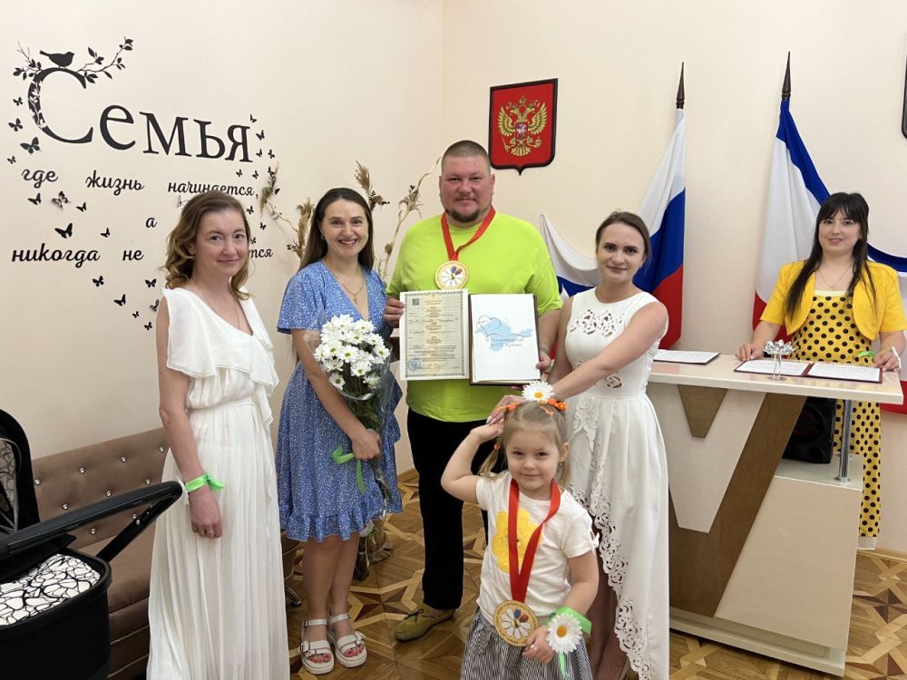 В отделе регистрации рождения города Симферополя состоялась регистрация рождения с обрядом имянаречения, приуроченные к... В отделе регистрации рождения города Симферополя состоялась регистрация рождения с обрядом имянаречения, приуроченные к...