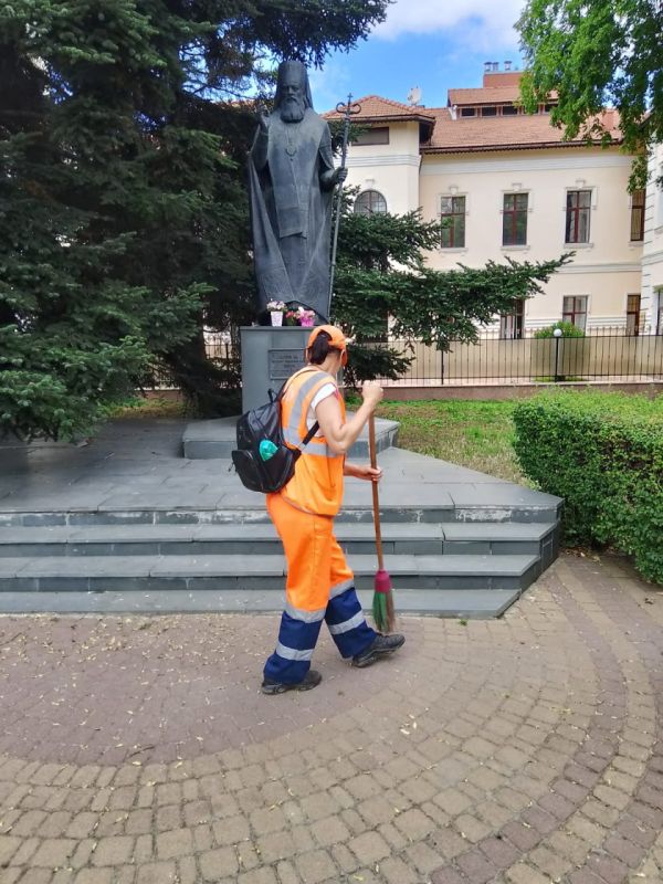 Специалисты МБУ «Город» ежедневно обеспечивают чистоту и порядок на территории крымской столицы Специалисты МБУ «Город» ежедневно обеспечивают чистоту и порядок на территории крымской столицы