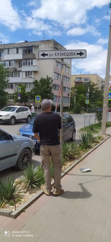 Александр Овдиенко: Вместе с Генеральной уборкой улиц осуществляется покраска металлических поверхностей опор дорожных знаков и освещения, ограждения, электрических шкафов и шкафов телефонии Александр Овдиенко: Вместе с Генеральной уборкой улиц осуществляется покраска металлических поверхностей опор дорожных знаков и освещения, ограждения, электрических шкафов и шкафов телефонии