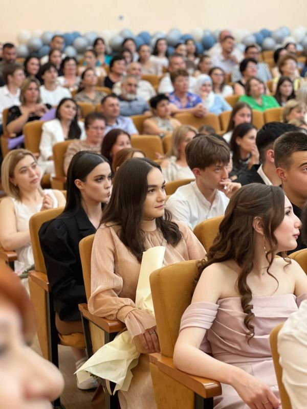 Шериф Османов: Вручение аттестатов о среднем образовании выпускникам школы №44 им. ероя России Алиме Абденнановой Шериф Османов: Вручение аттестатов о среднем образовании выпускникам школы №44 им. ероя России Алиме Абденнановой
