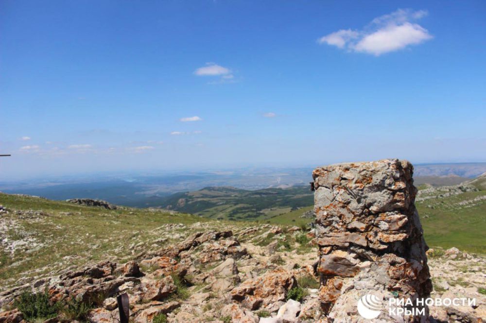 Вид на крымские просторы с горы Чатыр-Даг – в фотоленте РИА Новости Крым Вид на крымские просторы с горы Чатыр-Даг – в фотоленте РИА Новости Крым
