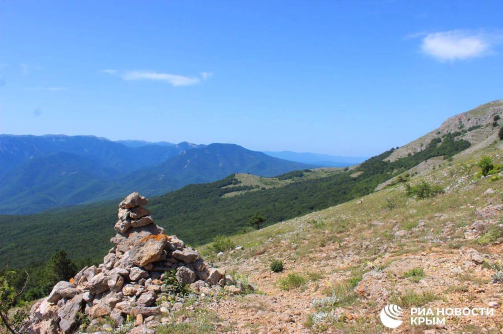 Вид на крымские просторы с горы Чатыр-Даг – в фотоленте РИА Новости Крым Вид на крымские просторы с горы Чатыр-Даг – в фотоленте РИА Новости Крым
