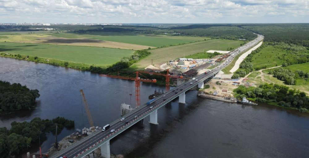 На трассе М-2 «Крым» в Подмосковье началась надвижка пролетного строения моста через Оку На трассе М-2 «Крым» в Подмосковье началась надвижка пролетного строения моста через Оку