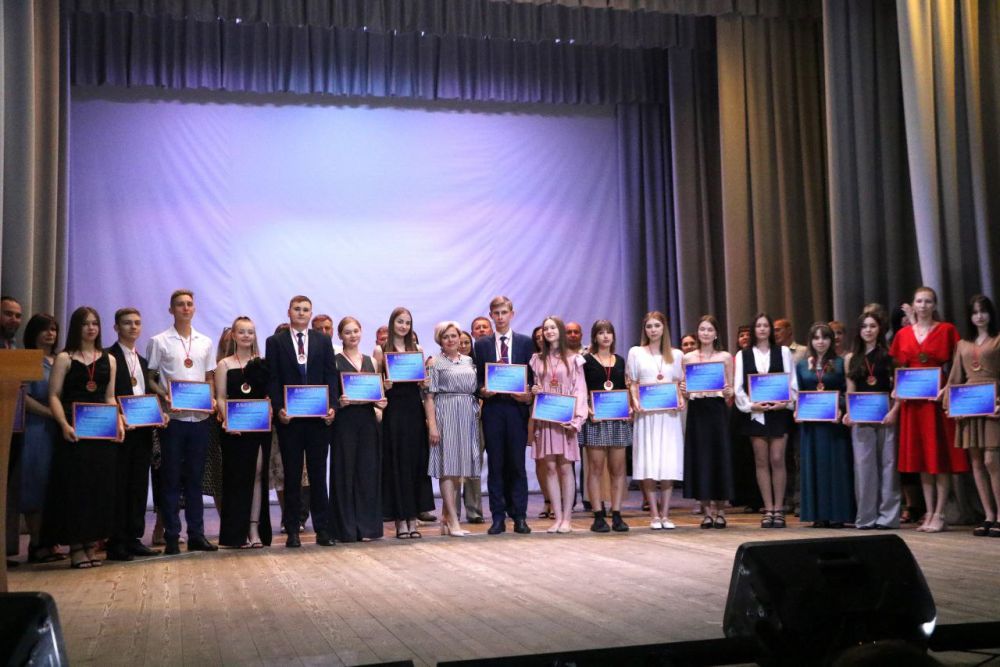 Ольга Урайкина: Сегодня в Бахчисарайском районном доме культуры для выпускников, их родителей и учителей состоялась торжественная церемония награждения лучших выпускников 2024 года под названием: «Звездный старт» Ольга Урайкина: Сегодня в Бахчисарайском районном доме культуры для выпускников, их родителей и учителей состоялась торжественная церемония награждения лучших выпускников 2024 года под названием: «Звездный старт»