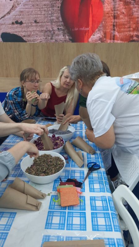Один из самых популярных у гостей мастер-классов - это создание сухого саше из лепестков чайной розы и цветов лаванды Один из самых популярных у гостей мастер-классов - это создание сухого саше из лепестков чайной розы и цветов лаванды
