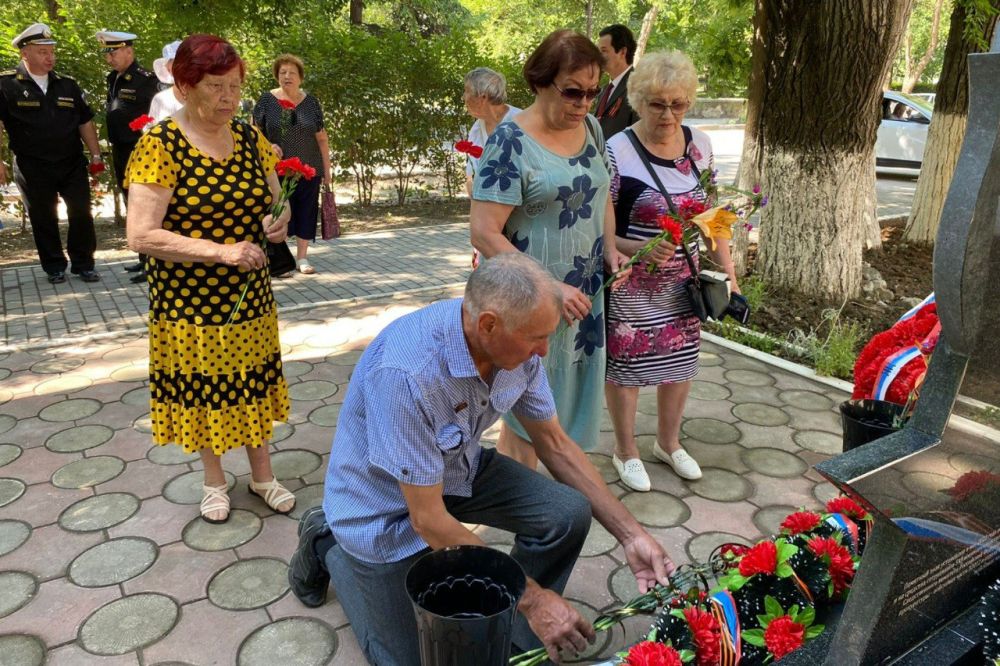 Жители Феодосии почтили память юных героев Жители Феодосии почтили память юных героев