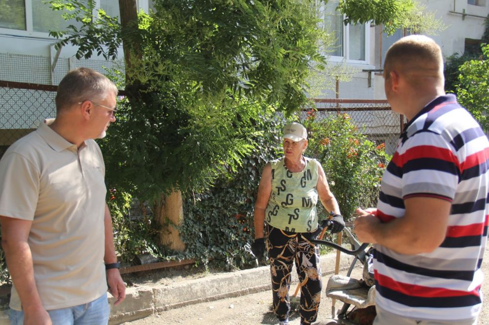Игорь Ткаченко: Жилой микрорайон на ул. елнокова — один из спальных районов Феодосии, где проживает большое число горожан Игорь Ткаченко: Жилой микрорайон на ул. елнокова — один из спальных районов Феодосии, где проживает большое число горожан