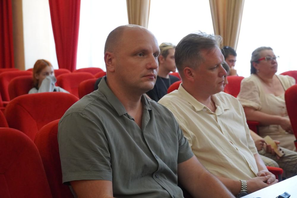 #дети_и_образование. Ко Дню молодёжи в администрации Керчи отметили авторов мурала на городской набережной Ребята и преподаватели, чьими руками был создан мурал, украшающий сегодня центр Керчи, получили городские награды #дети_и_образование. Ко Дню молодёжи в администрации Керчи отметили авторов мурала на городской набережной Ребята и преподаватели, чьими руками был создан мурал, украшающий сегодня центр Керчи, получили городские награды