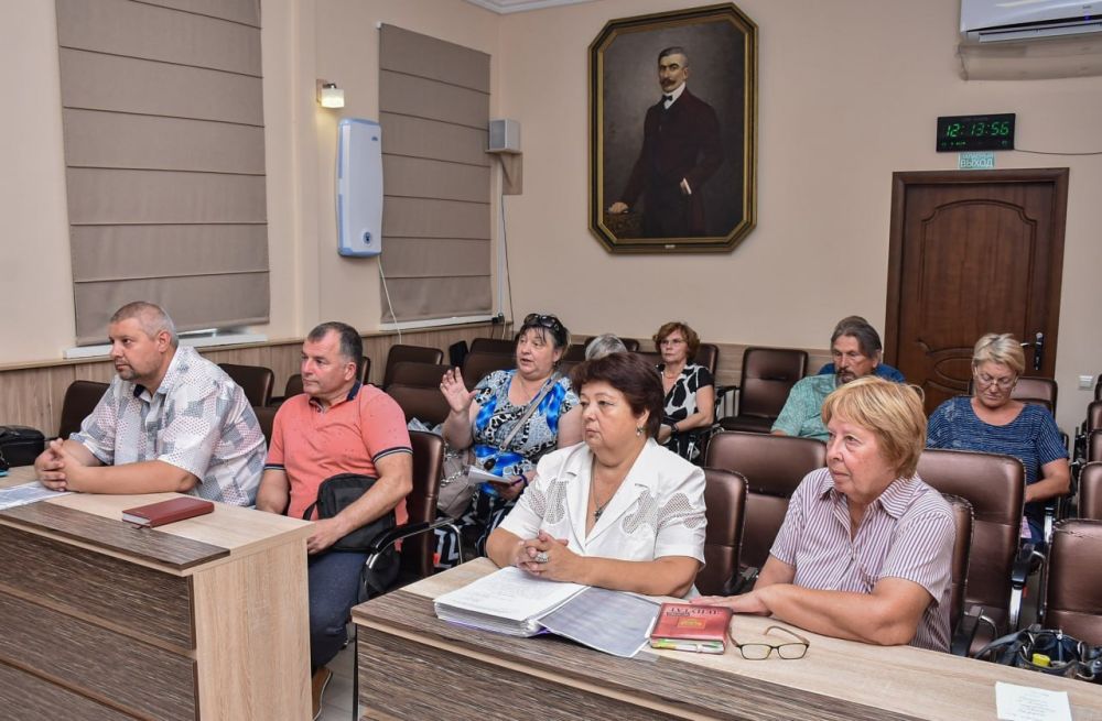Жители Евпатории получили консультации по вопросам имущественной и земельной сферы Жители Евпатории получили консультации по вопросам имущественной и земельной сферы