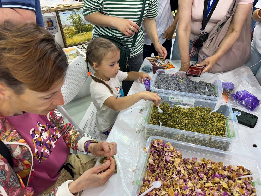 Антон Кравец: Тонкий лавандовый вкус манит в 75 павильон Республики Крым, где сегодня ждет своих гостей Нижнегорский район Антон Кравец: Тонкий лавандовый вкус манит в 75 павильон Республики Крым, где сегодня ждет своих гостей Нижнегорский район