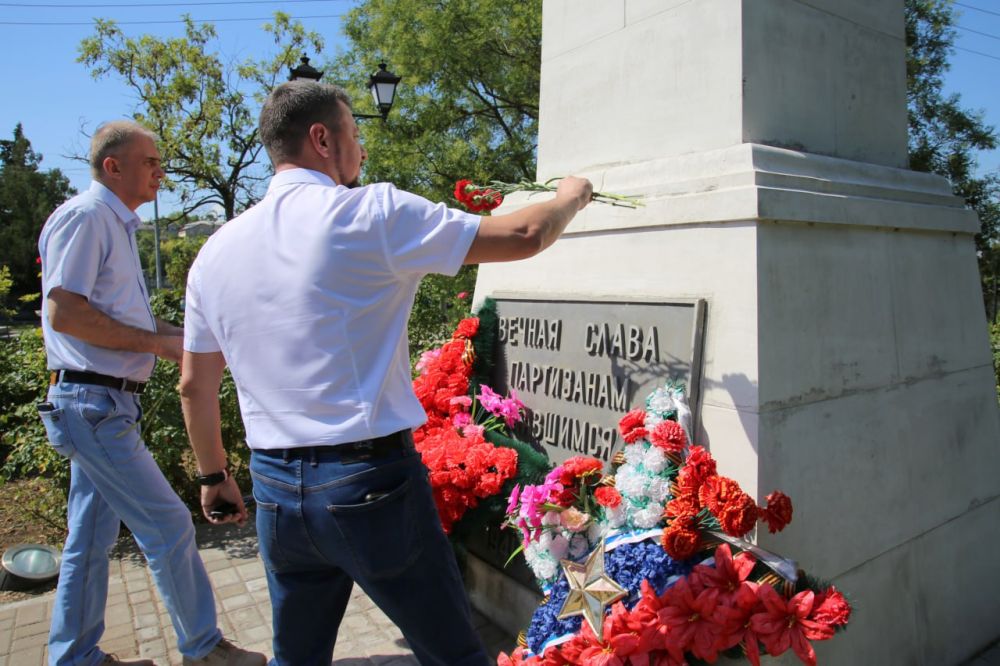 Дмитрий Скобликов: В преддверии Дня партизан и подпольщиков принял участие в церемонии возложения цветов к памятному знаку в честь партизан-подпольщиков, сражавшихся на бахчисарайской земле в годы Великой Отечественной войны 1941-1945 годов Дмитрий Скобликов: В преддверии Дня партизан и подпольщиков принял участие в церемонии возложения цветов к памятному знаку в честь партизан-подпольщиков, сражавшихся на бахчисарайской земле в годы Великой Отечественной войны 1941-1945 годов