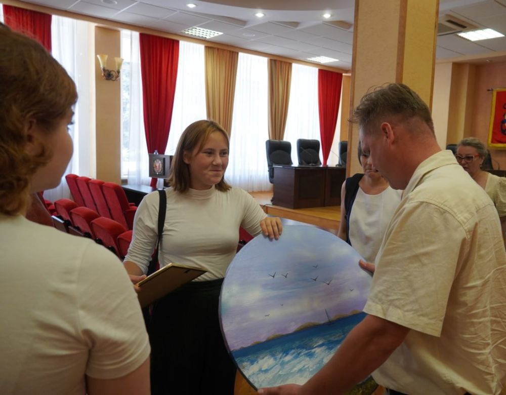 #дети_и_образование. Ко Дню молодёжи в администрации Керчи отметили авторов мурала на городской набережной Ребята и преподаватели, чьими руками был создан мурал, украшающий сегодня центр Керчи, получили городские награды #дети_и_образование. Ко Дню молодёжи в администрации Керчи отметили авторов мурала на городской набережной Ребята и преподаватели, чьими руками был создан мурал, украшающий сегодня центр Керчи, получили городские награды