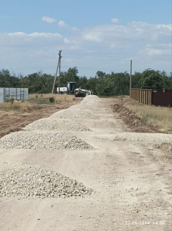 На территории Сакского района продолжается грейдирование гравийных и грунтовых дорог На территории Сакского района продолжается грейдирование гравийных и грунтовых дорог
