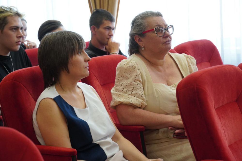 #дети_и_образование. Ко Дню молодёжи в администрации Керчи отметили авторов мурала на городской набережной Ребята и преподаватели, чьими руками был создан мурал, украшающий сегодня центр Керчи, получили городские награды #дети_и_образование. Ко Дню молодёжи в администрации Керчи отметили авторов мурала на городской набережной Ребята и преподаватели, чьими руками был создан мурал, украшающий сегодня центр Керчи, получили городские награды