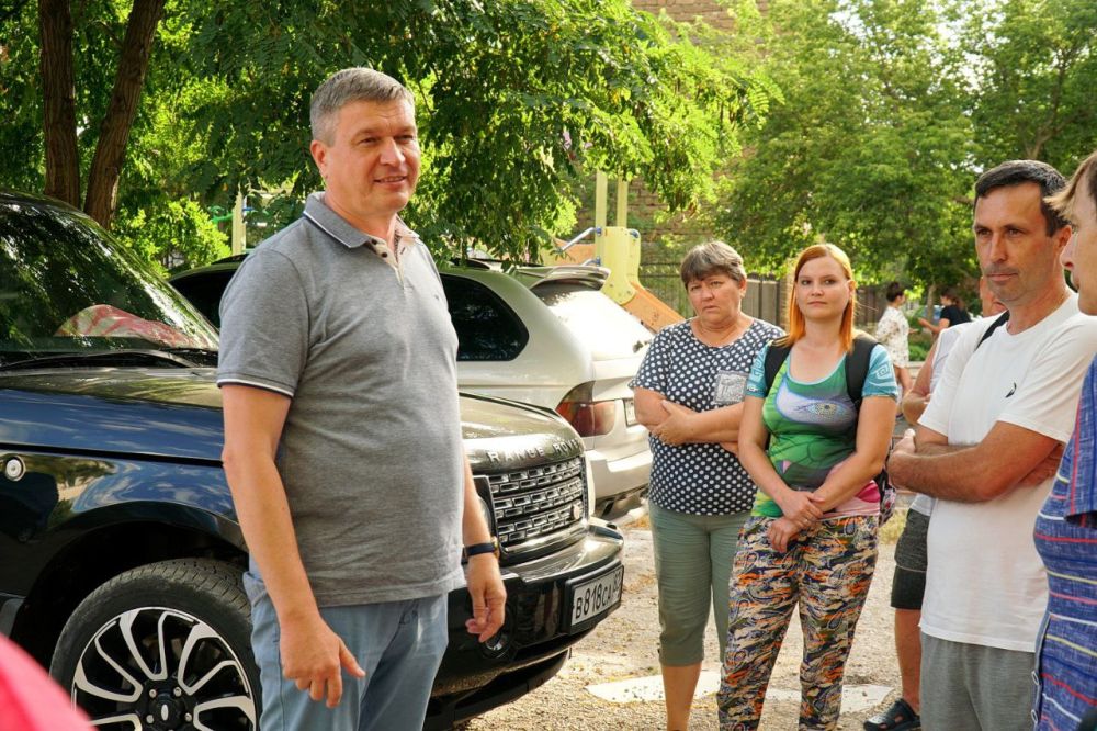 Александр Юрьев: По просьбе евпаторийцев встретился с жильцами домов по ул. апаева, 1, 3, 5 и ул. имирязева, 3, 4 Александр Юрьев: По просьбе евпаторийцев встретился с жильцами домов по ул. апаева, 1, 3, 5 и ул. имирязева, 3, 4