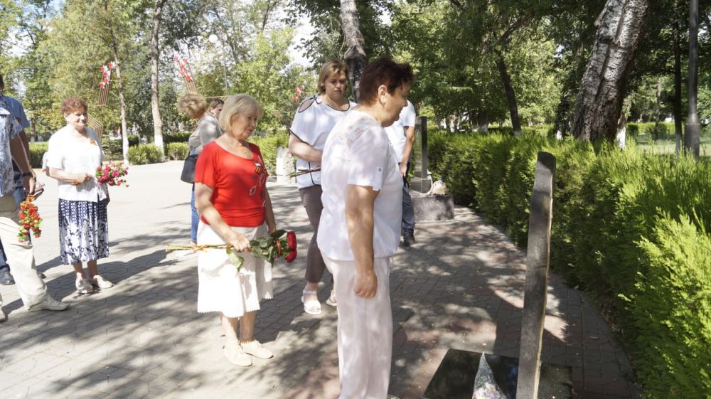 По случаю Дня партизан и подпольщиков в пгт Советском состоялась церемония возложения цветов к мемориальной доске в честь партизан Ичкинского отряда – работников советской милиции и памятному знаку партизанам и подпольщикам Ичкинского района По случаю Дня партизан и подпольщиков в пгт Советском состоялась церемония возложения цветов к мемориальной доске в честь партизан Ичкинского отряда – работников советской милиции и памятному знаку партизанам и подпольщикам Ичкинского района