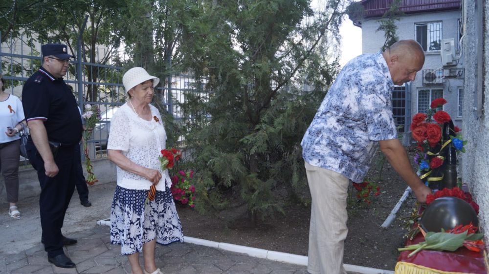 По случаю Дня партизан и подпольщиков в пгт Советском состоялась церемония возложения цветов к мемориальной доске в честь партизан Ичкинского отряда – работников советской милиции и памятному знаку партизанам и подпольщикам Ичкинского района По случаю Дня партизан и подпольщиков в пгт Советском состоялась церемония возложения цветов к мемориальной доске в честь партизан Ичкинского отряда – работников советской милиции и памятному знаку партизанам и подпольщикам Ичкинского района