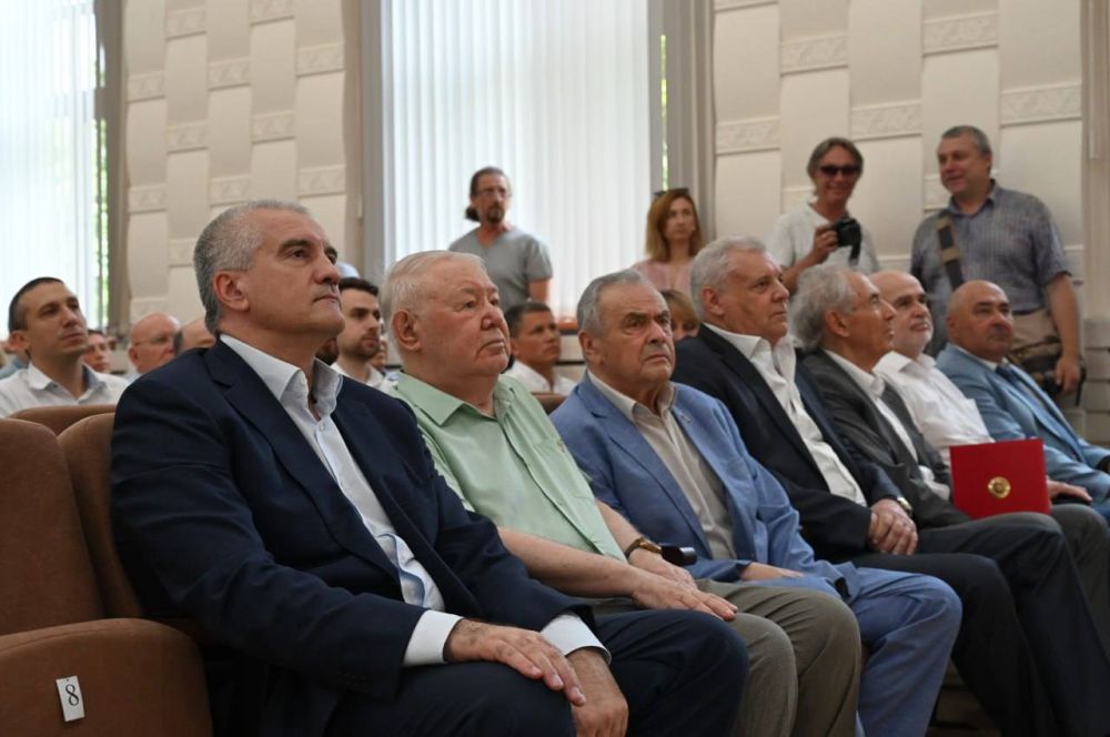 В рамках торжественного собрания, посвящённого 10-летию со дня начала деятельности Общественной палаты Республики Крым, ряд членов палаты получили государственные награды В рамках торжественного собрания, посвящённого 10-летию со дня начала деятельности Общественной палаты Республики Крым, ряд членов палаты получили государственные награды