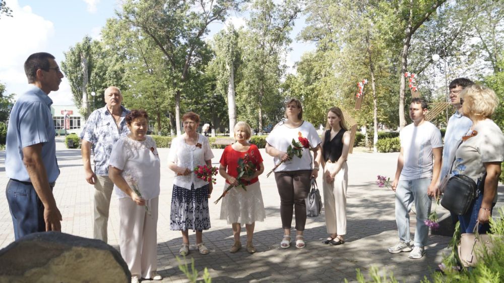 По случаю Дня партизан и подпольщиков в пгт Советском состоялась церемония возложения цветов к мемориальной доске в честь партизан Ичкинского отряда – работников советской милиции и памятному знаку партизанам и подпольщикам Ичкинского района По случаю Дня партизан и подпольщиков в пгт Советском состоялась церемония возложения цветов к мемориальной доске в честь партизан Ичкинского отряда – работников советской милиции и памятному знаку партизанам и подпольщикам Ичкинского района