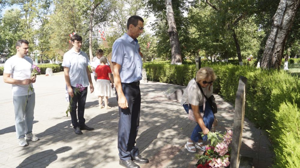 По случаю Дня партизан и подпольщиков в пгт Советском состоялась церемония возложения цветов к мемориальной доске в честь партизан Ичкинского отряда – работников советской милиции и памятному знаку партизанам и подпольщикам Ичкинского района По случаю Дня партизан и подпольщиков в пгт Советском состоялась церемония возложения цветов к мемориальной доске в честь партизан Ичкинского отряда – работников советской милиции и памятному знаку партизанам и подпольщикам Ичкинского района