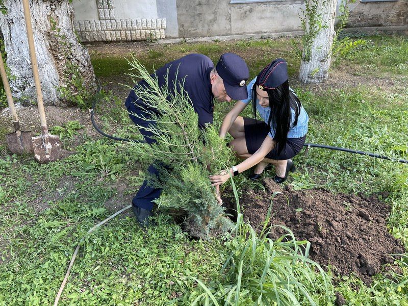 В Евпатории полицейские приняли участие в эколого-патриотической акции «Сад памяти» В Евпатории полицейские приняли участие в эколого-патриотической акции «Сад памяти»