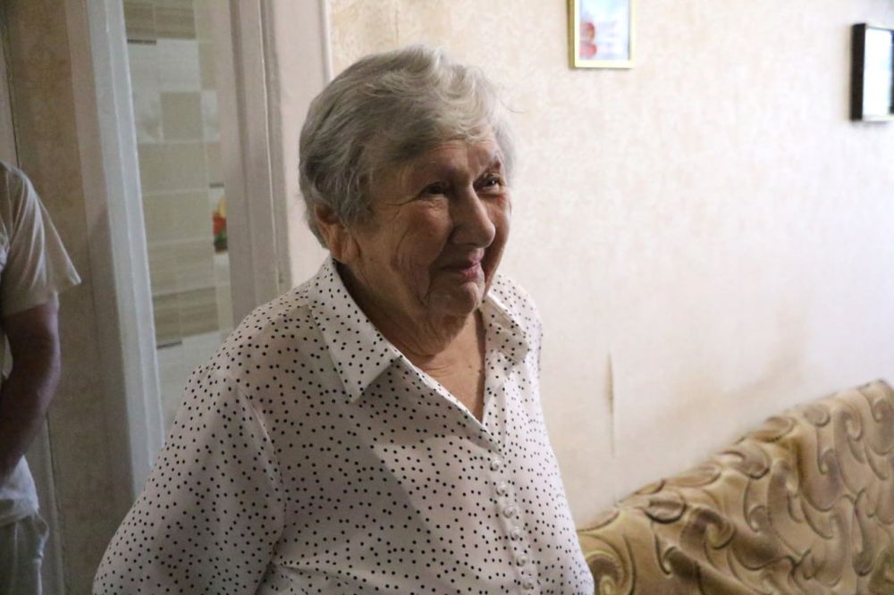 Ольга Урайкина: Совместно с депутатом городского совета Ярославом Яворским, специалистом по социальной работе ГБУ РК «ЦСО Бахчисарайского района» Анжеликой Деевой, поздравили с 90-летием ветерана-блокадницу Валентину Александровну Бойко Ольга Урайкина: Совместно с депутатом городского совета Ярославом Яворским, специалистом по социальной работе ГБУ РК «ЦСО Бахчисарайского района» Анжеликой Деевой, поздравили с 90-летием ветерана-блокадницу Валентину Александровну Бойко