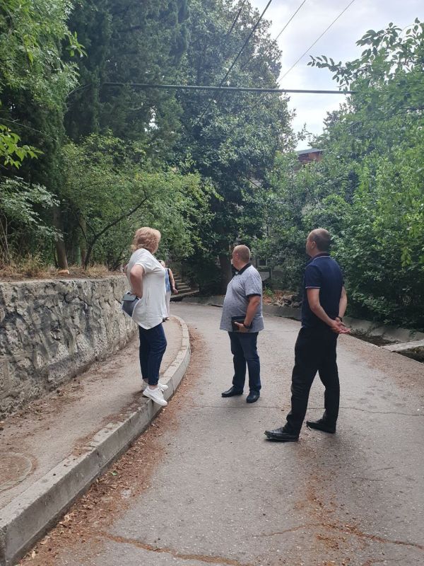 Янина Павленко: Ещё одно направление, на которое обращаем внимание в ходе ежедневных обходов территорий - ветки, которые при сильном ветре могут нести угрозу как людям, так и проводам Янина Павленко: Ещё одно направление, на которое обращаем внимание в ходе ежедневных обходов территорий - ветки, которые при сильном ветре могут нести угрозу как людям, так и проводам