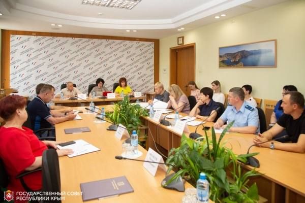 Комитет по бюджетно-финансовой, инвестиционной и налоговой политике, обсудив изменения в законы «О бюджете Республики Крым... Комитет по бюджетно-финансовой, инвестиционной и налоговой политике, обсудив изменения в законы «О бюджете Республики Крым...