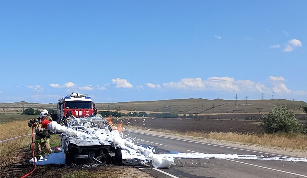 В Ленинском районе Крыма на ходу загорелась иномарка В Ленинском районе Крыма на ходу загорелась иномарка