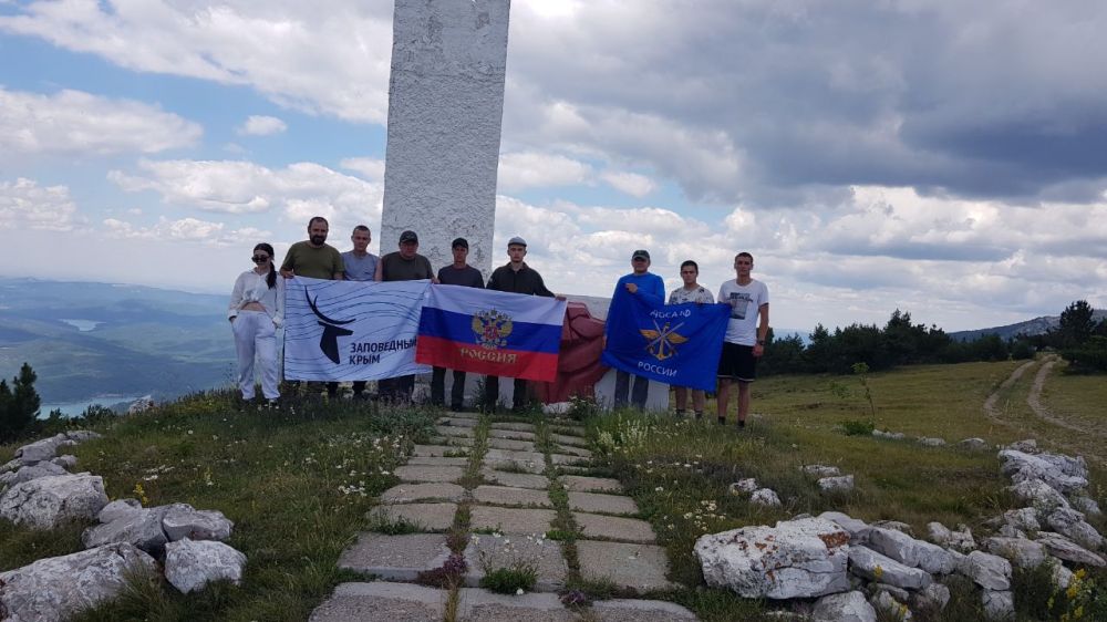 Российский флаг Харьковской области на высоте 1234 метра над уровнем моря Российский флаг Харьковской области на высоте 1234 метра над уровнем моря
