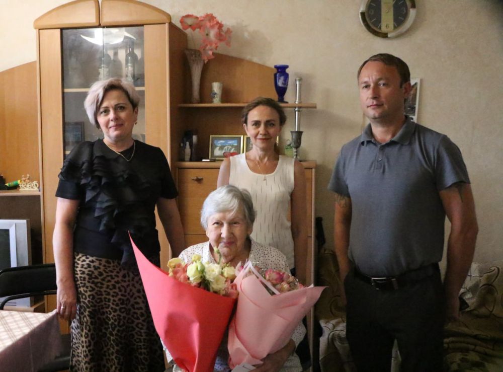 Ольга Урайкина: Совместно с депутатом городского совета Ярославом Яворским, специалистом по социальной работе ГБУ РК «ЦСО Бахчисарайского района» Анжеликой Деевой, поздравили с 90-летием ветерана-блокадницу Валентину Александровну Бойко Ольга Урайкина: Совместно с депутатом городского совета Ярославом Яворским, специалистом по социальной работе ГБУ РК «ЦСО Бахчисарайского района» Анжеликой Деевой, поздравили с 90-летием ветерана-блокадницу Валентину Александровну Бойко