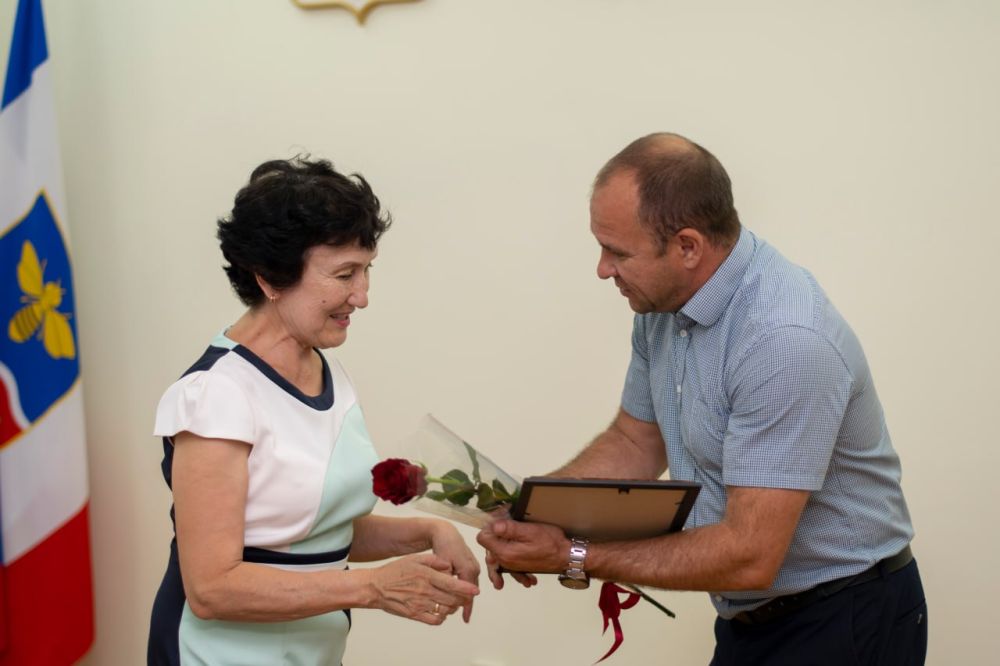 28 июня, накануне Дня молодежи, в администрации крымской столицы прошла торжественная церемония вручения заслуженных наград активной молодежи и их наставникам 28 июня, накануне Дня молодежи, в администрации крымской столицы прошла торжественная церемония вручения заслуженных наград активной молодежи и их наставникам