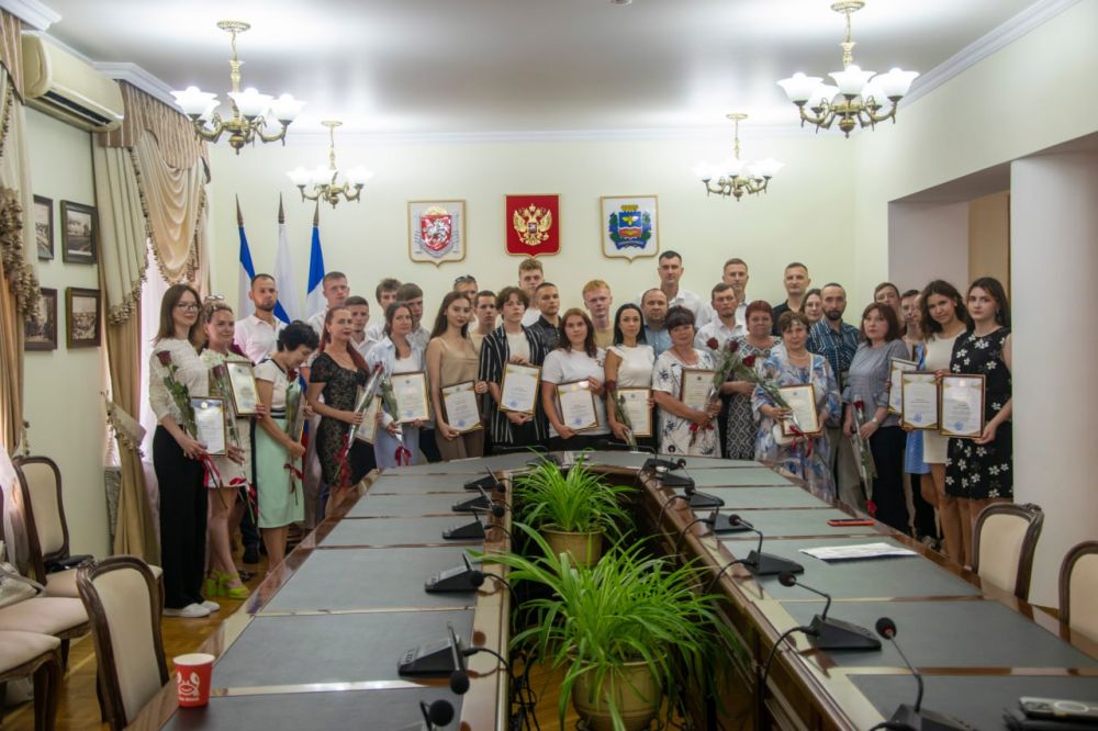 28 июня, накануне Дня молодежи, в администрации крымской столицы прошла торжественная церемония вручения заслуженных наград активной молодежи и их наставникам 28 июня, накануне Дня молодежи, в администрации крымской столицы прошла торжественная церемония вручения заслуженных наград активной молодежи и их наставникам