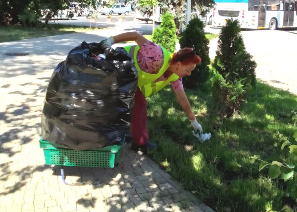 Сотрудники учреждения «Парки столицы» в постоянном режиме выполняют работы по уходу и содержанию порядка 70-ти гектаров парковых зон Симферополя Сотрудники учреждения «Парки столицы» в постоянном режиме выполняют работы по уходу и содержанию порядка 70-ти гектаров парковых зон Симферополя