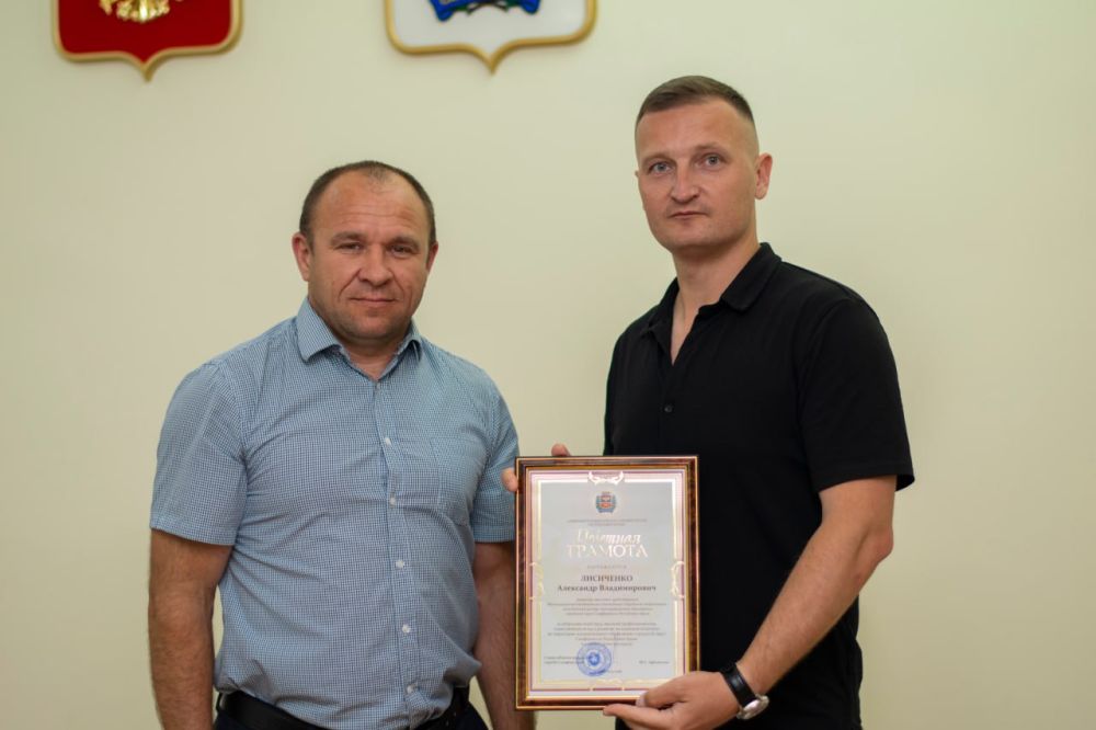 28 июня, накануне Дня молодежи, в администрации крымской столицы прошла торжественная церемония вручения заслуженных наград активной молодежи и их наставникам 28 июня, накануне Дня молодежи, в администрации крымской столицы прошла торжественная церемония вручения заслуженных наград активной молодежи и их наставникам